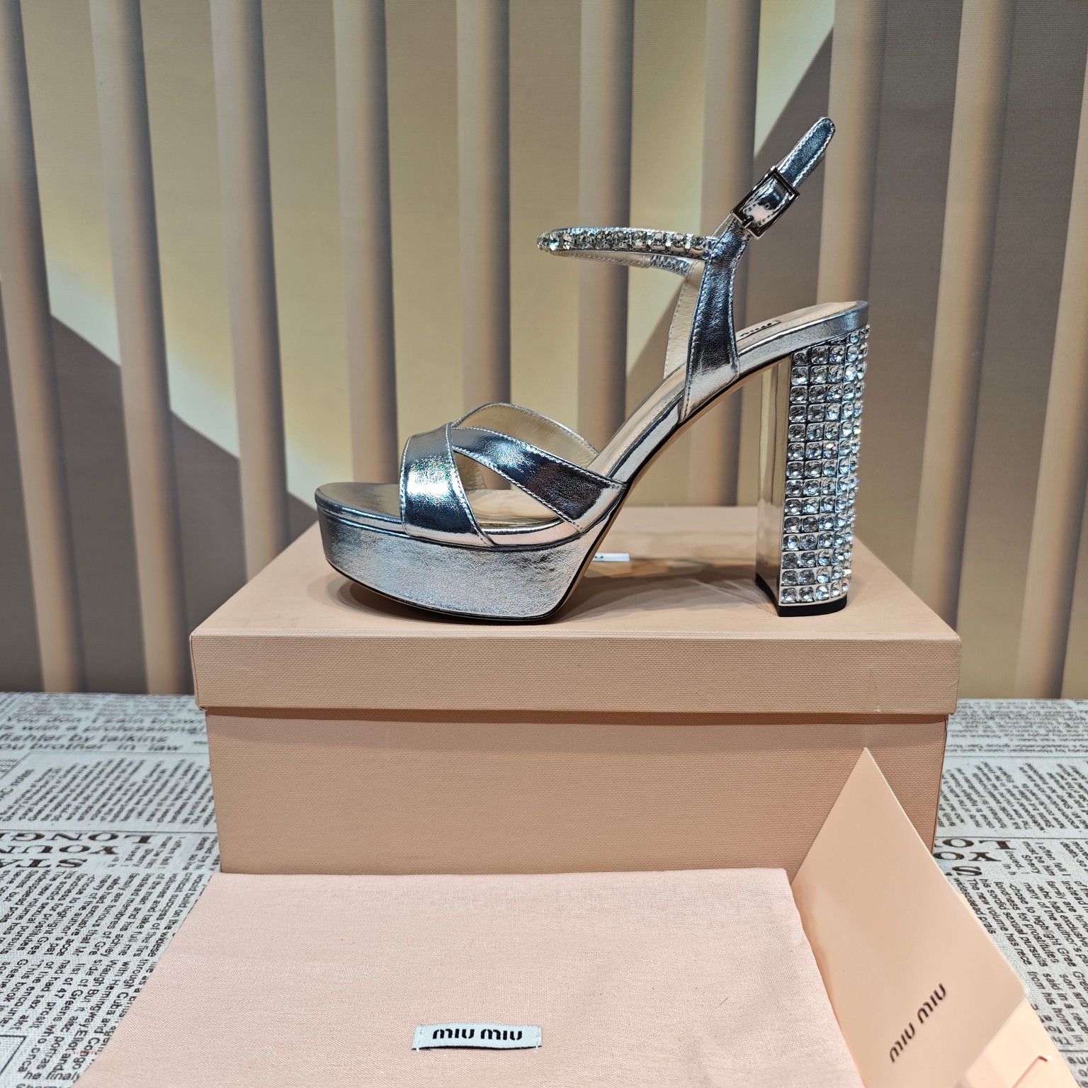 NO:236193,MiUMiU2025SS latest model, original board mold opening abroad, heel height 12.5cm, water table 2.5cm, original board last adjustment, foot feel and lines are perfect, imported high-end silk, inner lining, foot pad sheepskin, six colors, large sole, counter copy, size 35-41, complete package, sandals, miumiu, sandals, sheepskin, Leather soles19860909MiUMiU2025SS最新款 国外供原板开模 跟高12.5cm 水台2.5cm 原板调楦 脚感线条都非常完美  面料进口高级丝绸  内里 垫脚羊皮 颜色六个颜色 大底真皮大底 专柜复制 码数35-41码  配全套包装,凉鞋,miumiu,sandals,sheepskin,Leather soles,Women's Shoes