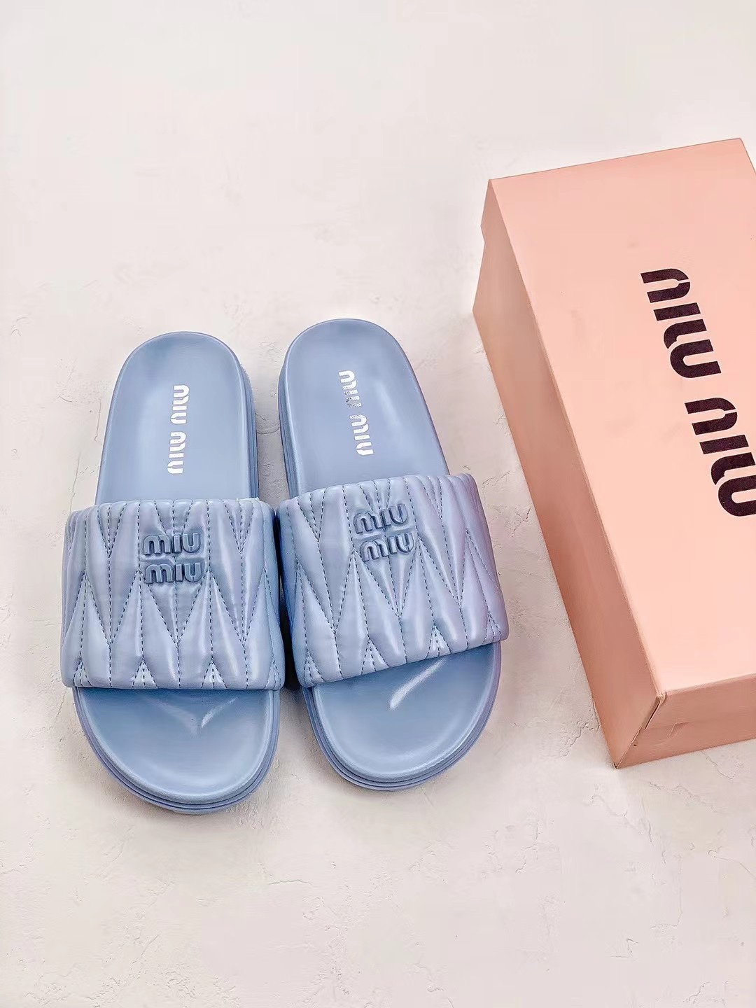 Introduction to MIUMIU’s summer item SNGG｜Pleated colorful flat slippers