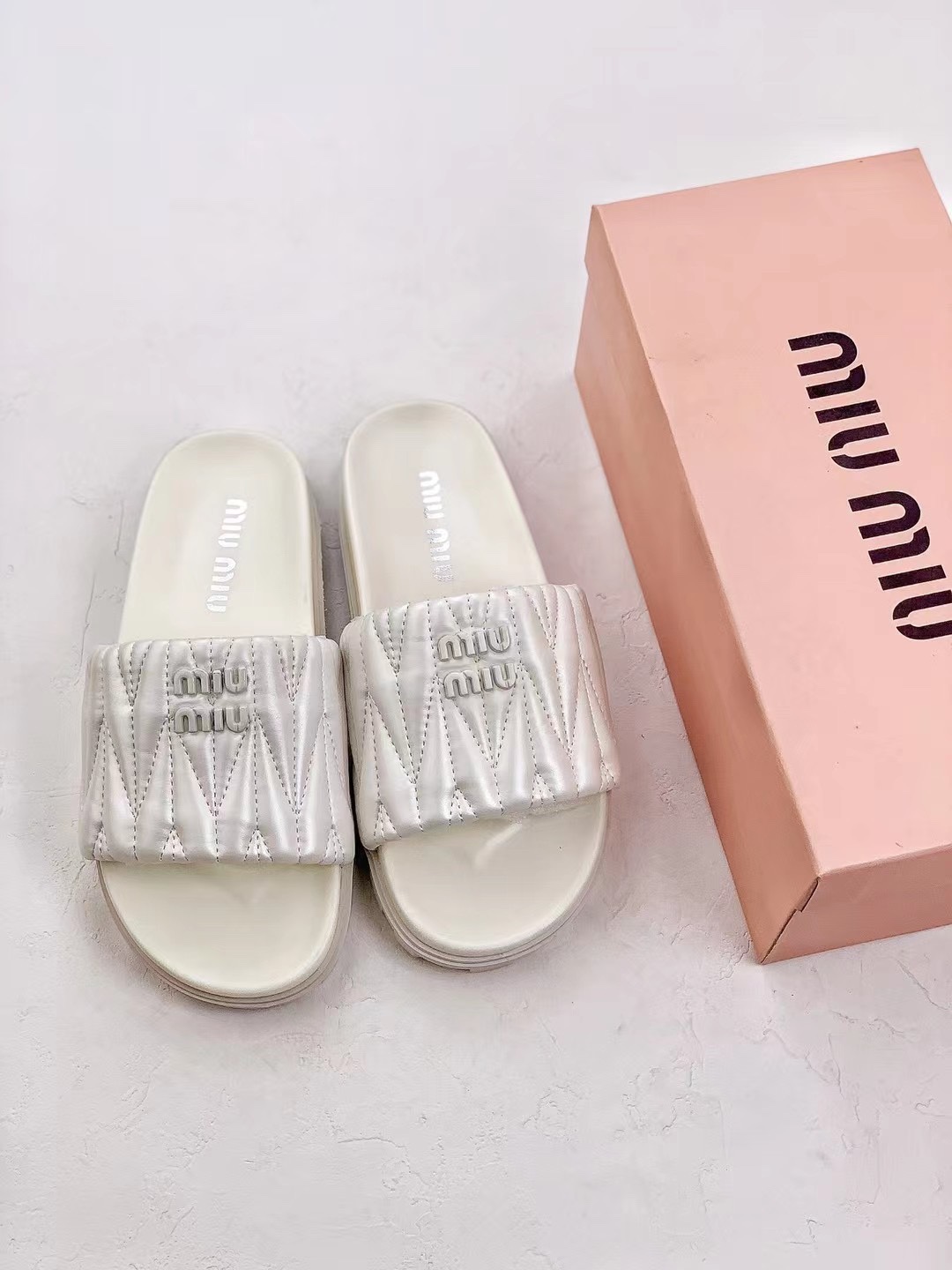 Introduction to MIUMIU’s summer item SNGG｜Pleated colorful flat slippers