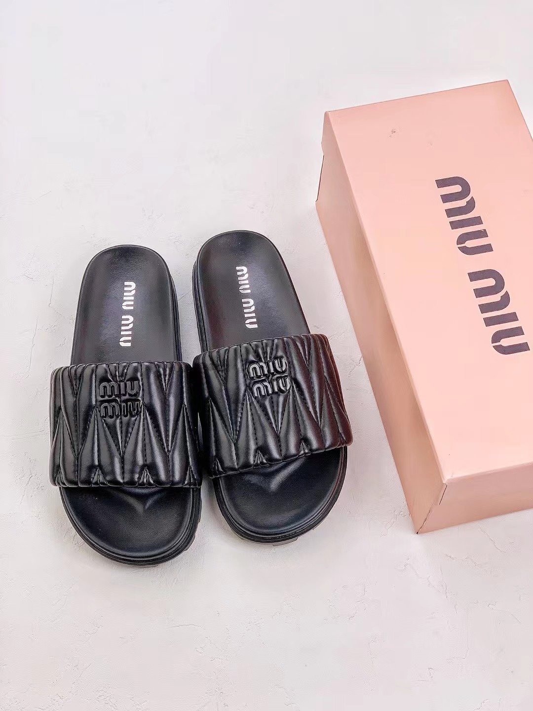 Introduction to MIUMIU’s summer item SNGG｜Pleated colorful flat slippers