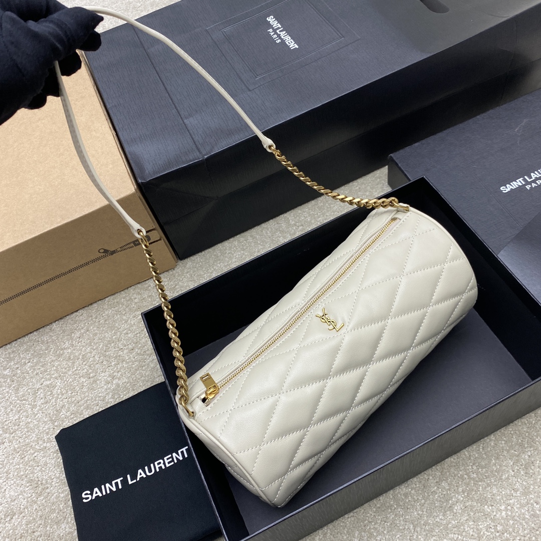P¥510👉白羊皮/金❗❗原厂皮、精品专供❗❗
新品大号圆筒包 SADE圆筒包实在太好看了,意大利小羊皮手感软糯舒适。全包采用菱形纹绗缝工艺搭配经典logo迷你小标志,整个精致到不行!搭配短肩带,可爱出新境界
注:皮革和链条肩带长度:27厘米
型号:712706 / 699704【原厂皮】
尺寸:24×12×12cm