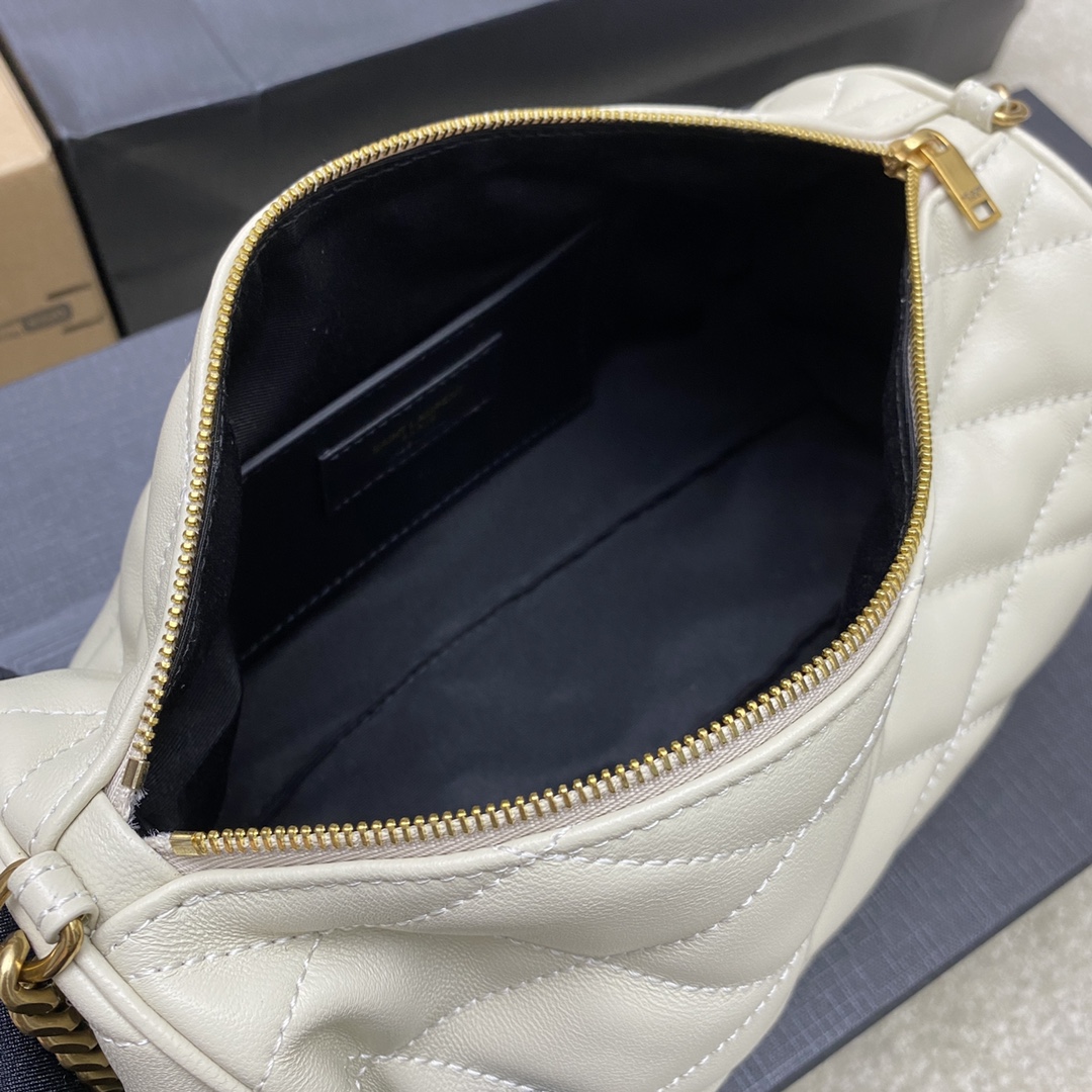 P¥510👉白羊皮/金❗❗原厂皮、精品专供❗❗
新品大号圆筒包 SADE圆筒包实在太好看了,意大利小羊皮手感软糯舒适。全包采用菱形纹绗缝工艺搭配经典logo迷你小标志,整个精致到不行!搭配短肩带,可爱出新境界
注:皮革和链条肩带长度:27厘米
型号:712706 / 699704【原厂皮】
尺寸:24×12×12cm