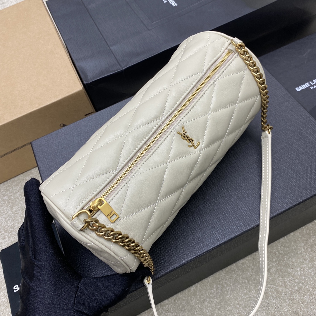 P¥510👉白羊皮/金❗❗原厂皮、精品专供❗❗
新品大号圆筒包 SADE圆筒包实在太好看了,意大利小羊皮手感软糯舒适。全包采用菱形纹绗缝工艺搭配经典logo迷你小标志,整个精致到不行!搭配短肩带,可爱出新境界
注:皮革和链条肩带长度:27厘米
型号:712706 / 699704【原厂皮】
尺寸:24×12×12cm
