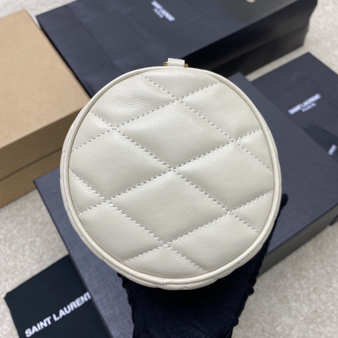 P¥510👉白羊皮/金❗❗原厂皮、精品专供❗❗
新品大号圆筒包 SADE圆筒包实在太好看了,意大利小羊皮手感软糯舒适。全包采用菱形纹绗缝工艺搭配经典logo迷你小标志,整个精致到不行!搭配短肩带,可爱出新境界
注:皮革和链条肩带长度:27厘米
型号:712706 / 699704【原厂皮】
尺寸:24×12×12cm