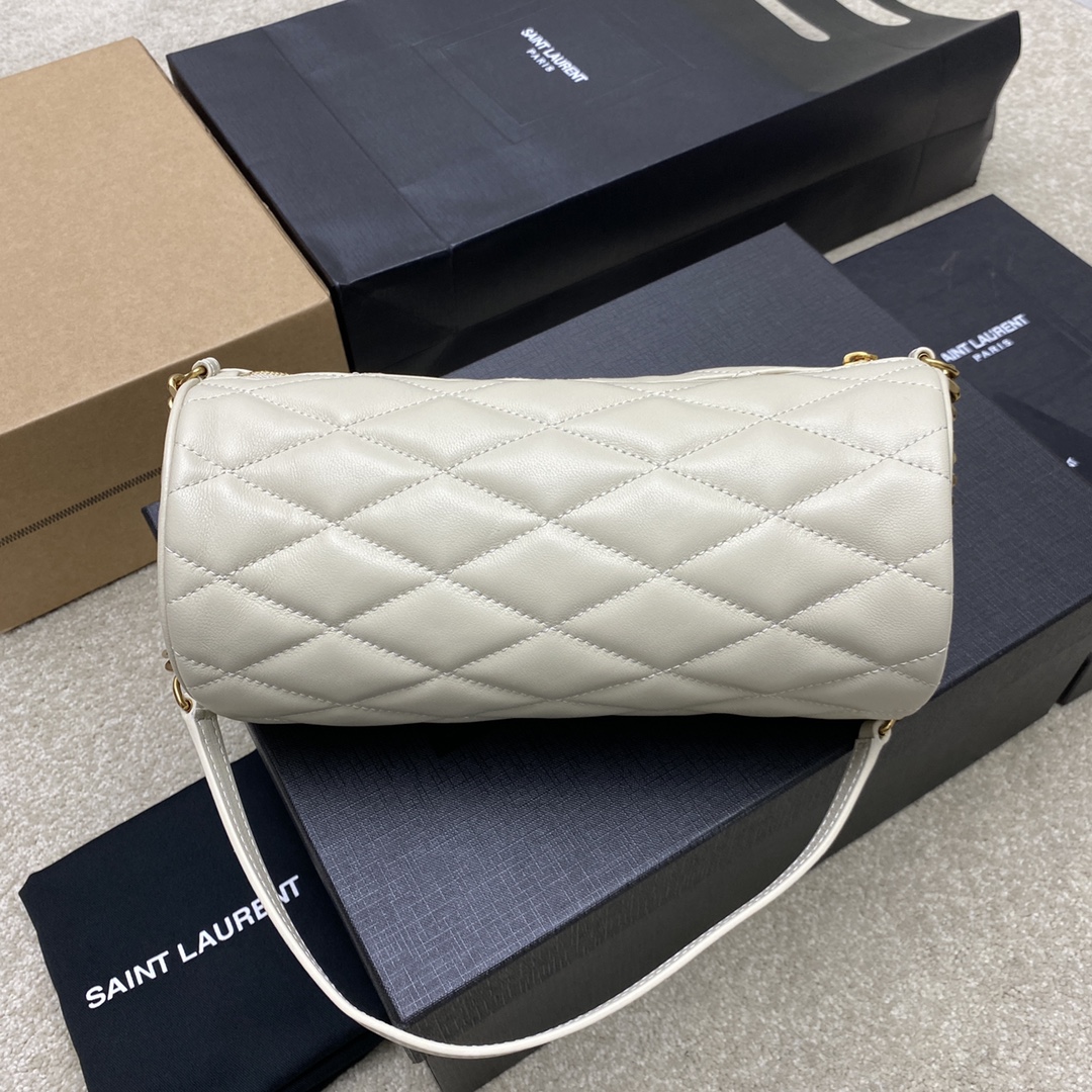 P¥510👉白羊皮/金❗❗原厂皮、精品专供❗❗
新品大号圆筒包 SADE圆筒包实在太好看了,意大利小羊皮手感软糯舒适。全包采用菱形纹绗缝工艺搭配经典logo迷你小标志,整个精致到不行!搭配短肩带,可爱出新境界
注:皮革和链条肩带长度:27厘米
型号:712706 / 699704【原厂皮】
尺寸:24×12×12cm
