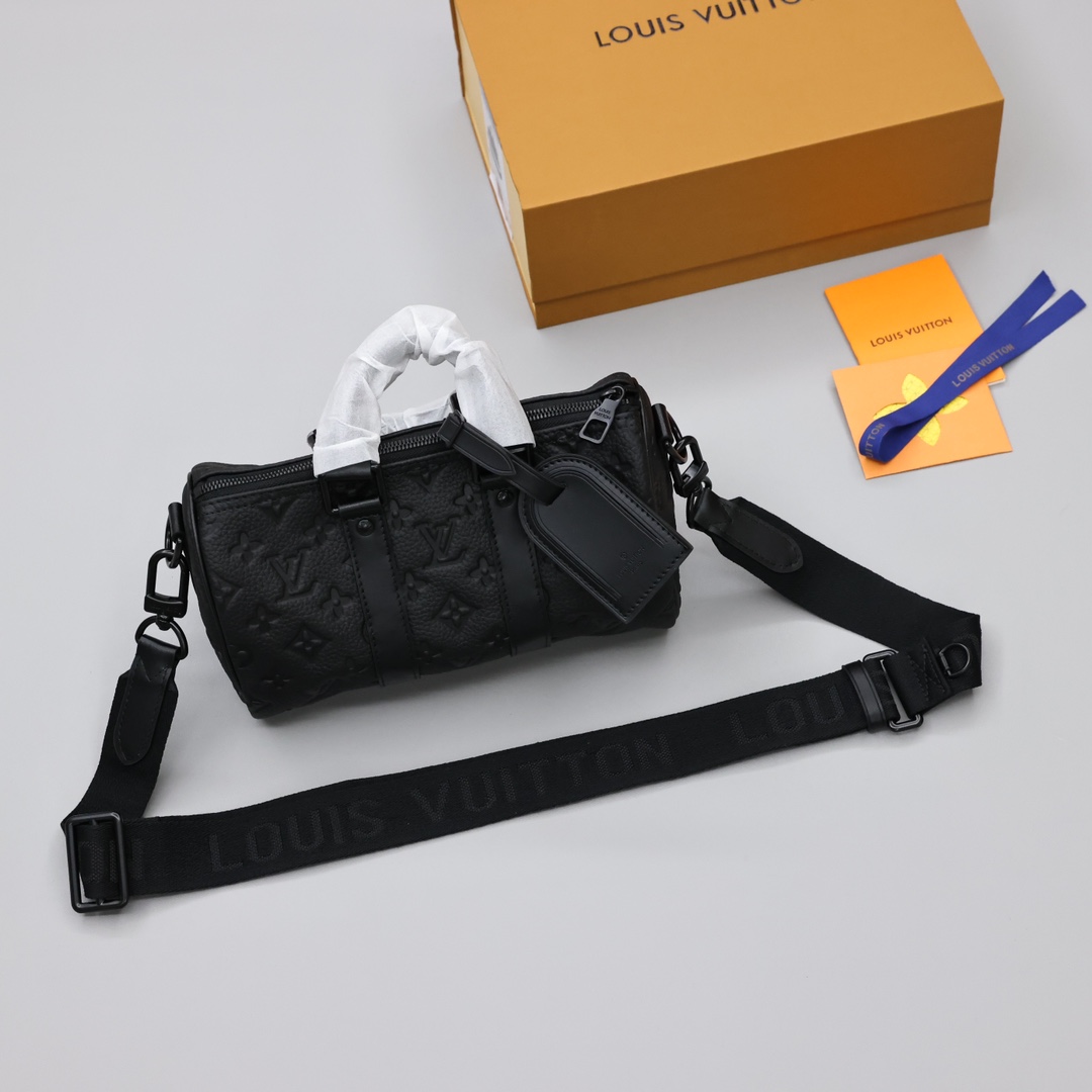 Lv keepall25手袋💰320 路易威登推出aerogram版本的新款keepallxs，由黑色柔软粒面皮革制成，内敛时尚，黑色压花标识，皮革包身搭配顶部手柄和可调节肩带，手提或肩背皆宜。 规格：25*15*11cm