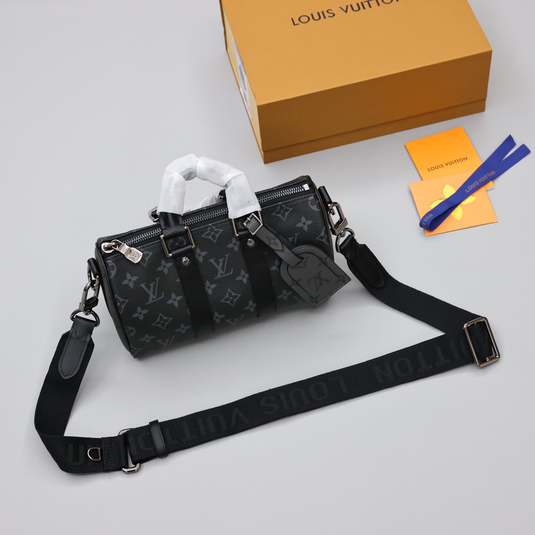 Lv keepall25手袋💰300 路易威登推出aerogram版本的新款keepallxs，由高级黑灰面料搭配制成，内敛时尚，皮革包身搭配顶部手柄和可调节肩带，手提或肩背皆宜。 规格：25*15*11cm