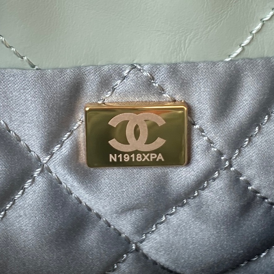 Chanel 专柜款经典手袋 6