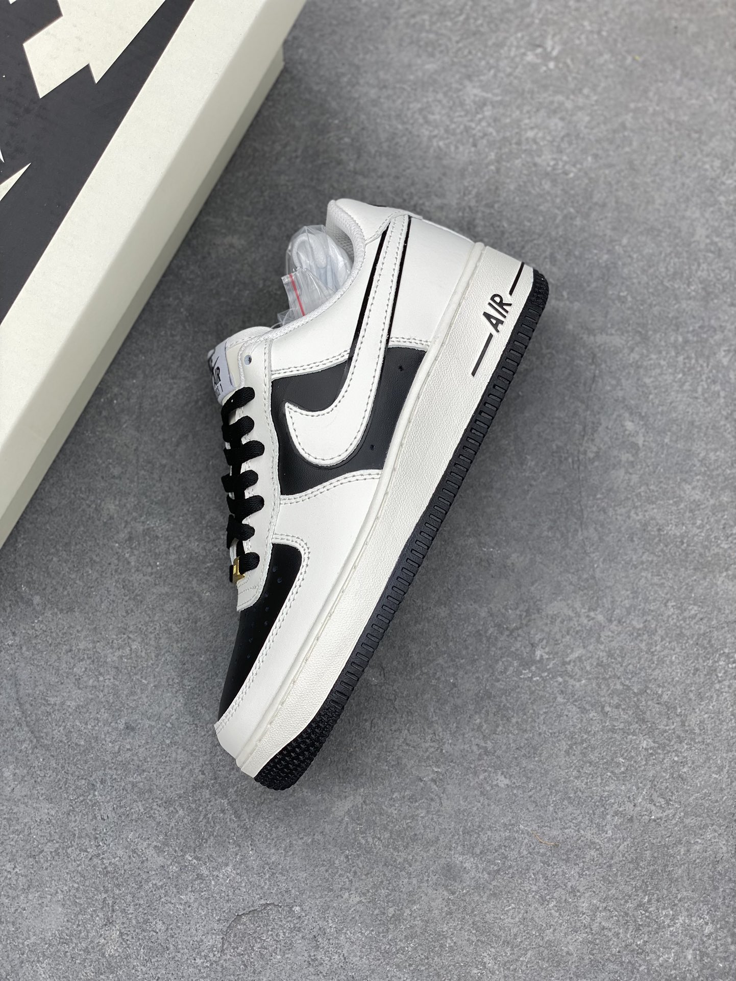 Nike Air Force 1 Low '07 White Black Casual Sneakers AV0303-725 8 i1685909427 1068 6