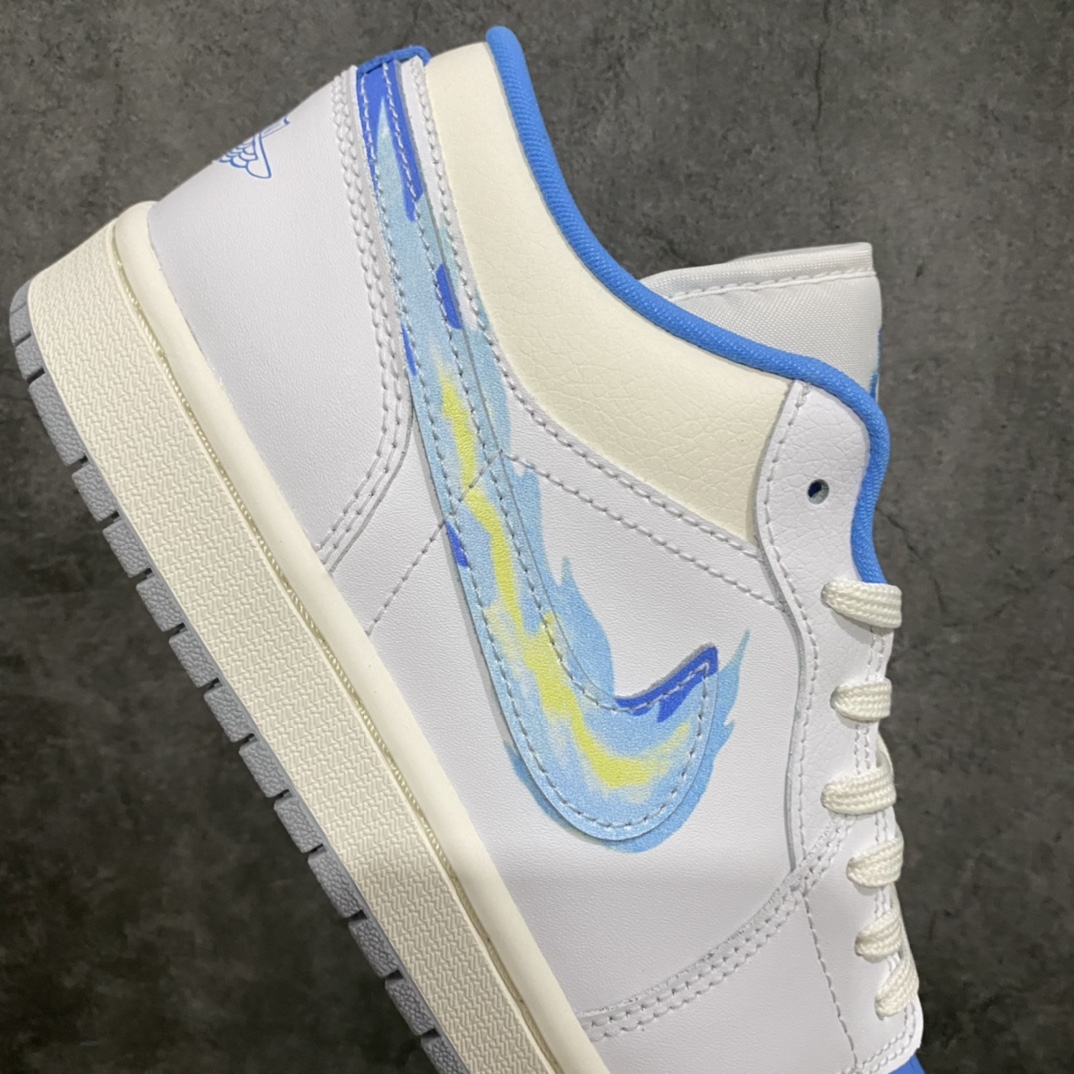 图片[7]-【DT版本】Nike Air Jordan 1 Low SE\”White/Blue/Flame\”AJ1乔丹一代低帮经典复古文化休闲运动篮球鞋“白蓝火焰”n市面唯一纯原级别 完美零毛边处理原厂内置全掌气垫 价格定位良心已出货百个配色，新色还在陆续开发出货平台专用代工流水线出品 一眼公司既视感拿到手的一瞬间就与众不同 碾压市面所有版本认准细节 全部原鞋开发 每一个配色都会采购原鞋确认细节 打破市面看图做货无好货之说 细节精确 所有配色原数据档案开发！ 货号：FJ7219-441  尺码：35.5 36 36.5 37.5 38 38.5 39 40 40.5 41 42 42.5 43 44 44.5 45 46-莆田鞋批发中心