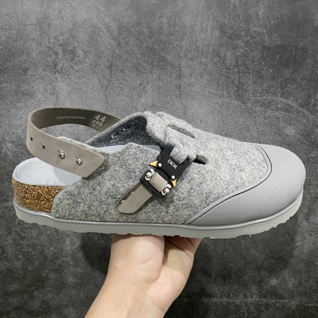 【G版纯原】 Birkenstock 勃肯 x联名nDior迪奥 Tokio  开发耗时2个多月！n灰色 真羊毛纤维材质鞋面！n黑色、沙色 头层牛翻毛皮 ！nTPU圆头包头设计！n侧面独家开模金属锁扣设计！n精致原版包装+配件齐全！n私模开发，非经典勃肯大底！ 尺码： 35-46、超大尺码，外贸特供！-莆田鞋批发中心