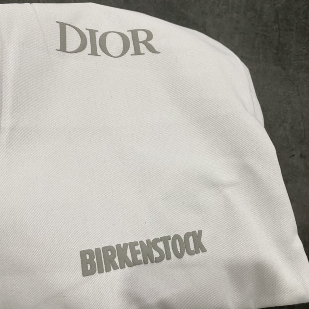 图片[9]-【G版纯原】 Birkenstock 勃肯 x联名 Dior迪奥 Tokio 开发耗时2个多月！ 灰色 真羊毛纤维材质鞋面！ 黑色、沙色 头层牛翻毛皮 ！ TPU圆头包头设计！ 侧面独家开模金属锁扣设计！ 精致原版包装+配件齐全！ 私模开发，非经典勃肯大底！ 尺码： 35-46、超大尺码，外贸特供！-选品中心