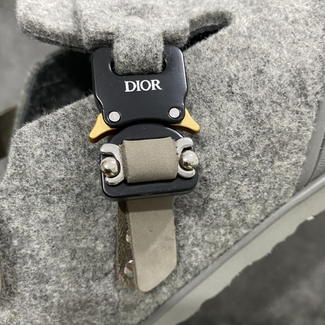 图片[3]-【G版纯原】 Birkenstock 勃肯 x联名 Dior迪奥 Tokio 开发耗时2个多月！ 灰色 真羊毛纤维材质鞋面！ 黑色、沙色 头层牛翻毛皮 ！ TPU圆头包头设计！ 侧面独家开模金属锁扣设计！ 精致原版包装+配件齐全！ 私模开发，非经典勃肯大底！ 尺码： 35-46、超大尺码，外贸特供！-选品中心