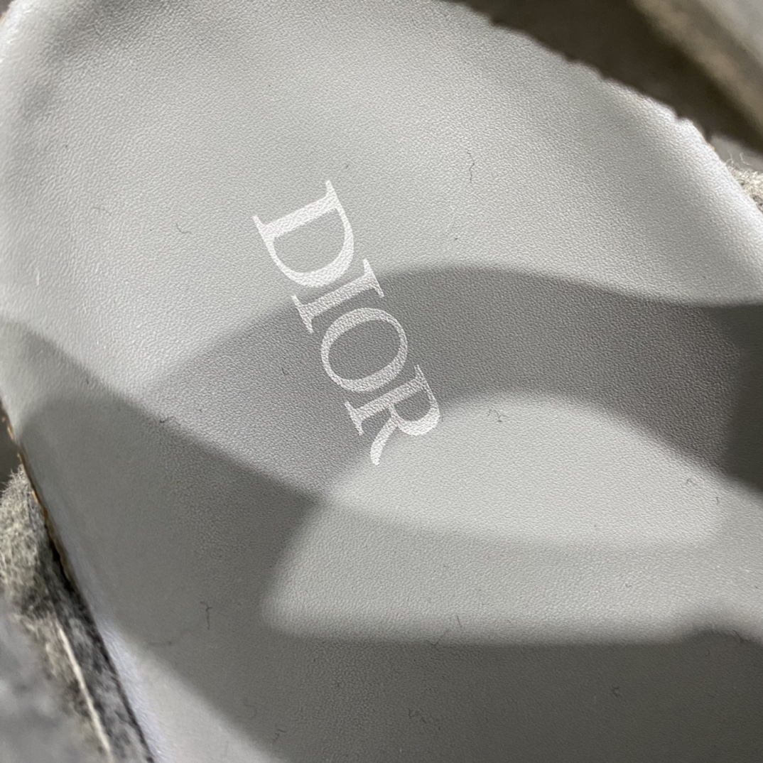 【G版纯原】 Birkenstock 勃肯 x联名 Dior迪奥 Tokio 开发耗时2个多月! 灰色 真羊毛纤维材质鞋面! 黑色、沙色 头层牛翻毛皮 ! TPU圆头包头设计! 侧面独家开模金属锁扣设计! 精致原版包装+配件齐全! 私模开发,非经典勃肯大底! 尺码: 35-46、超大尺码,外贸特供!-选品中心