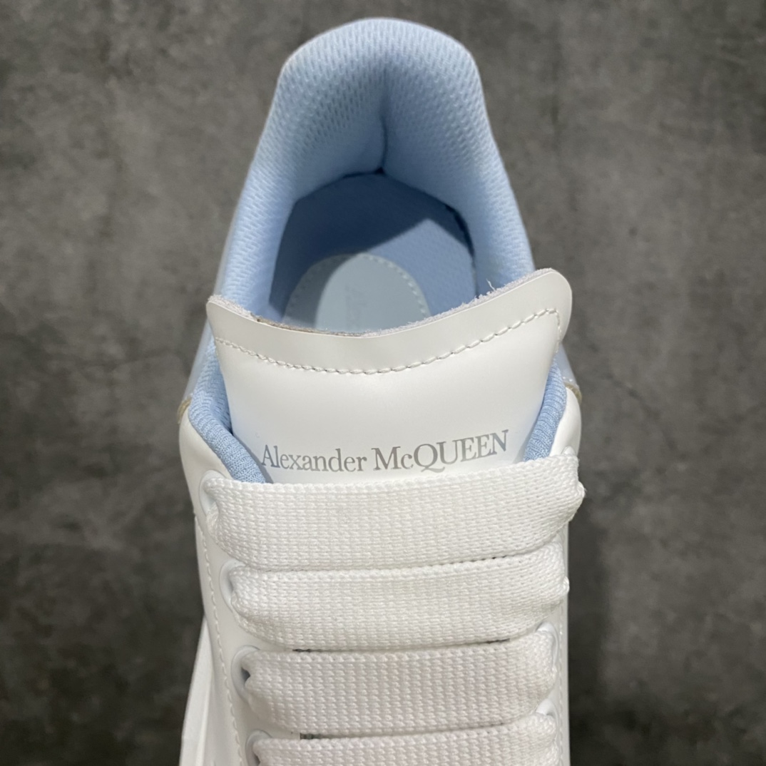 图片[8]-【渠道代购版】全市场最好的麦昆 没有之一 秒杀市场所有版本‼️ 全配色合集 核心终端放货 Alexander McQueen/亚历山大麦昆 松糕鞋厚底增高小白鞋 全新升级20几个细节 全新防伪线技术装置 吊打市面所有版本 独家引进海外专供批次 独特礼盒包装 官方同步配色 全码现货 市场最高版本 随意对比任何版本进口丝绸亚光原版正品 水染羊皮内里 牛皮垫脚 回弹度到位 耐磨又舒适 鞋底厚4.5cm 全套原版包装 配件齐全 官方一致 凹凸定制正品原盒包装 右脚鞋舌嵌入防伪芯片装置 外盒鞋标官方二维码扫码+防伪芯片 双重外包装超级防护 尺码：35 36 37 38 39 40 41 42 43 44-选品中心