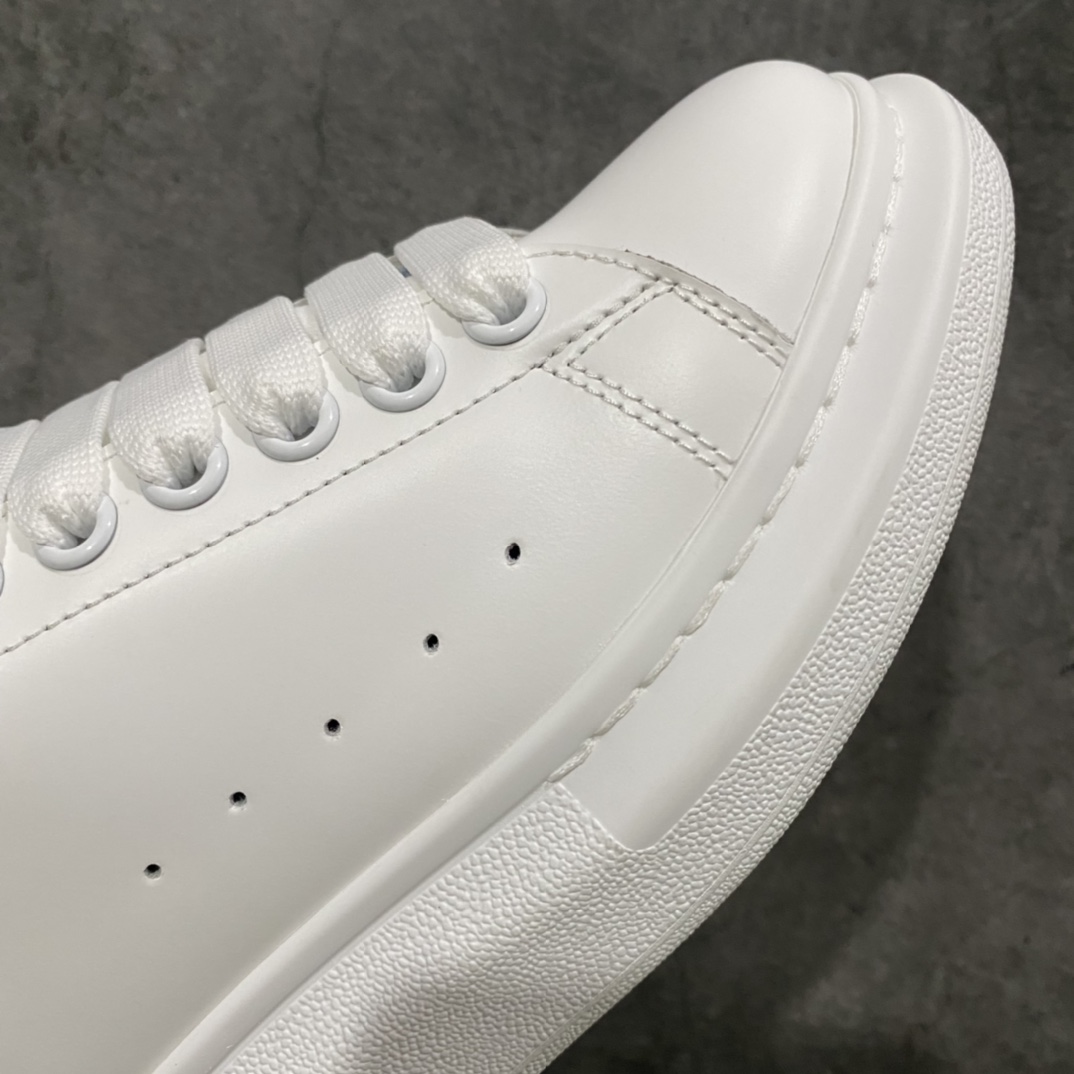 图片[6]-【渠道代购版】全市场最好的麦昆 没有之一 秒杀市场所有版本‼️ 全配色合集 核心终端放货 Alexander McQueen/亚历山大麦昆 松糕鞋厚底增高小白鞋 全新升级20几个细节 全新防伪线技术装置 吊打市面所有版本 独家引进海外专供批次 独特礼盒包装 官方同步配色 全码现货 市场最高版本 随意对比任何版本进口丝绸亚光原版正品 水染羊皮内里 牛皮垫脚 回弹度到位 耐磨又舒适 鞋底厚4.5cm 全套原版包装 配件齐全 官方一致 凹凸定制正品原盒包装 右脚鞋舌嵌入防伪芯片装置 外盒鞋标官方二维码扫码+防伪芯片 双重外包装超级防护 尺码：35 36 37 38 39 40 41 42 43 44-选品中心