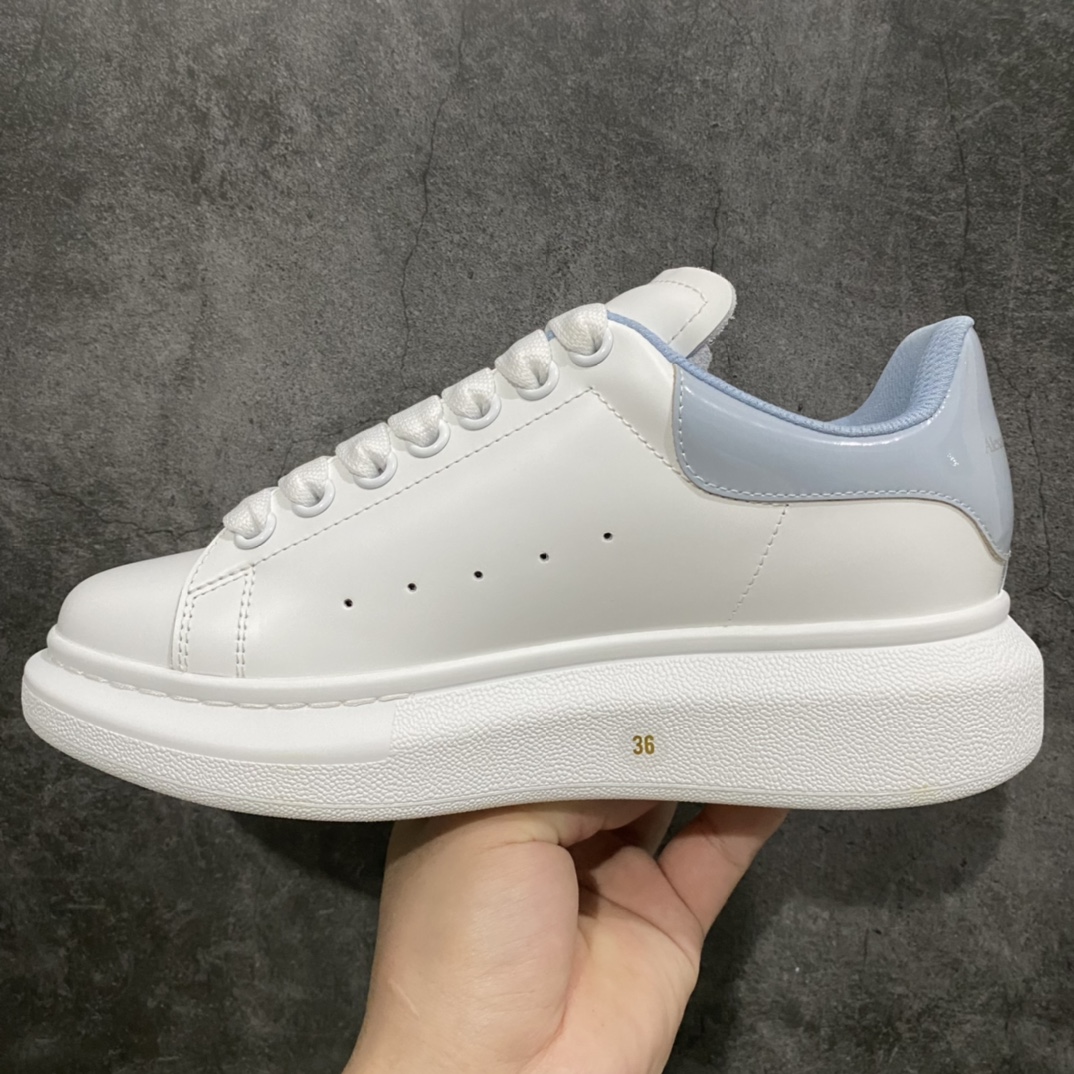 图片[2]-【渠道代购版】全市场最好的麦昆 没有之一 秒杀市场所有版本‼️ 全配色合集 核心终端放货 Alexander McQueen/亚历山大麦昆 松糕鞋厚底增高小白鞋 全新升级20几个细节 全新防伪线技术装置 吊打市面所有版本 独家引进海外专供批次 独特礼盒包装 官方同步配色 全码现货 市场最高版本 随意对比任何版本进口丝绸亚光原版正品 水染羊皮内里 牛皮垫脚 回弹度到位 耐磨又舒适 鞋底厚4.5cm 全套原版包装 配件齐全 官方一致 凹凸定制正品原盒包装 右脚鞋舌嵌入防伪芯片装置 外盒鞋标官方二维码扫码+防伪芯片 双重外包装超级防护 尺码：35 36 37 38 39 40 41 42 43 44-选品中心