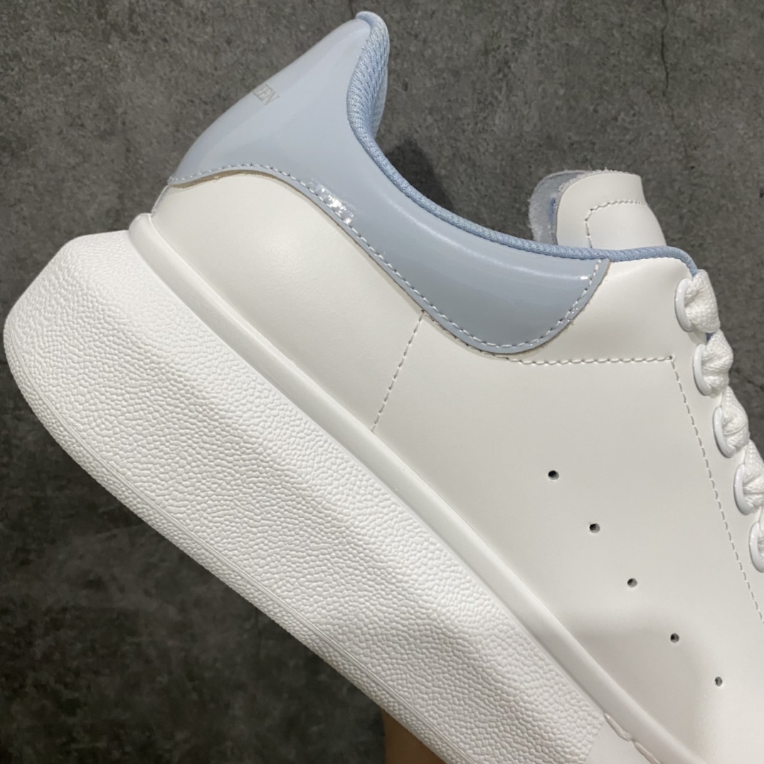 图片[7]-【渠道代购版】全市场最好的麦昆 没有之一 秒杀市场所有版本‼️ 全配色合集 核心终端放货 Alexander McQueen/亚历山大麦昆 松糕鞋厚底增高小白鞋 全新升级20几个细节 全新防伪线技术装置 吊打市面所有版本 独家引进海外专供批次 独特礼盒包装 官方同步配色 全码现货 市场最高版本 随意对比任何版本进口丝绸亚光原版正品 水染羊皮内里 牛皮垫脚 回弹度到位 耐磨又舒适 鞋底厚4.5cm 全套原版包装 配件齐全 官方一致 凹凸定制正品原盒包装 右脚鞋舌嵌入防伪芯片装置 外盒鞋标官方二维码扫码+防伪芯片 双重外包装超级防护 尺码：35 36 37 38 39 40 41 42 43 44-选品中心