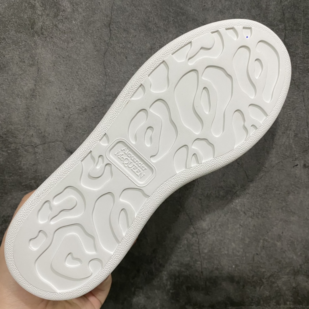 图片[9]-【渠道代购版】全市场最好的麦昆 没有之一 秒杀市场所有版本‼️ 全配色合集 核心终端放货 Alexander McQueen/亚历山大麦昆 松糕鞋厚底增高小白鞋 全新升级20几个细节 全新防伪线技术装置 吊打市面所有版本 独家引进海外专供批次 独特礼盒包装 官方同步配色 全码现货 市场最高版本 随意对比任何版本进口丝绸亚光原版正品 水染羊皮内里 牛皮垫脚 回弹度到位 耐磨又舒适 鞋底厚4.5cm 全套原版包装 配件齐全 官方一致 凹凸定制正品原盒包装 右脚鞋舌嵌入防伪芯片装置 外盒鞋标官方二维码扫码+防伪芯片 双重外包装超级防护 尺码：35 36 37 38 39 40 41 42 43 44-选品中心