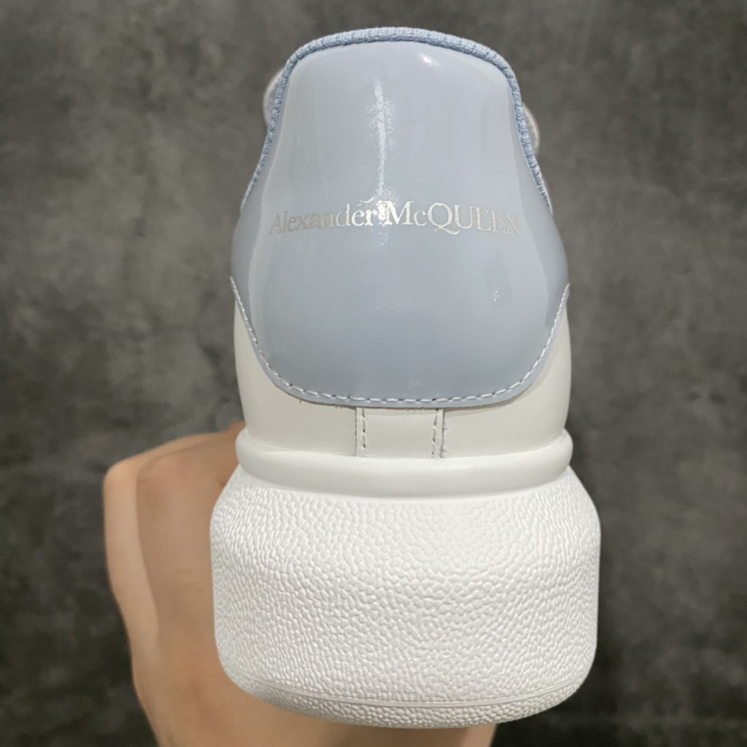 图片[4]-【渠道代购版】全市场最好的麦昆 没有之一 秒杀市场所有版本‼️ 全配色合集 核心终端放货 Alexander McQueen/亚历山大麦昆 松糕鞋厚底增高小白鞋 全新升级20几个细节 全新防伪线技术装置 吊打市面所有版本 独家引进海外专供批次 独特礼盒包装 官方同步配色 全码现货 市场最高版本 随意对比任何版本进口丝绸亚光原版正品 水染羊皮内里 牛皮垫脚 回弹度到位 耐磨又舒适 鞋底厚4.5cm 全套原版包装 配件齐全 官方一致 凹凸定制正品原盒包装 右脚鞋舌嵌入防伪芯片装置 外盒鞋标官方二维码扫码+防伪芯片 双重外包装超级防护 尺码：35 36 37 38 39 40 41 42 43 44-选品中心