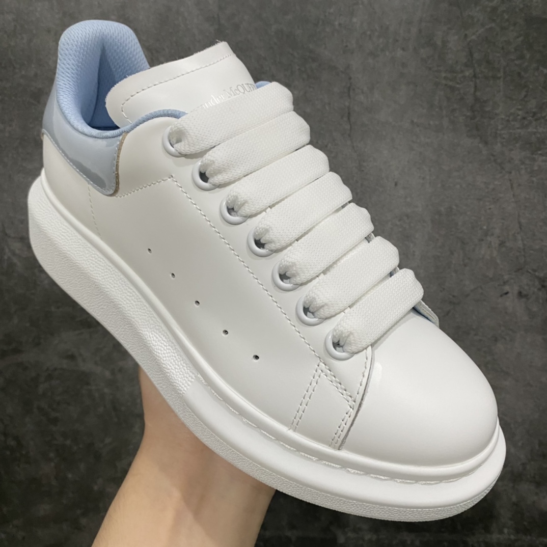 图片[3]-【渠道代购版】全市场最好的麦昆 没有之一 秒杀市场所有版本‼️ 全配色合集 核心终端放货 Alexander McQueen/亚历山大麦昆 松糕鞋厚底增高小白鞋 全新升级20几个细节 全新防伪线技术装置 吊打市面所有版本 独家引进海外专供批次 独特礼盒包装 官方同步配色 全码现货 市场最高版本 随意对比任何版本进口丝绸亚光原版正品 水染羊皮内里 牛皮垫脚 回弹度到位 耐磨又舒适 鞋底厚4.5cm 全套原版包装 配件齐全 官方一致 凹凸定制正品原盒包装 右脚鞋舌嵌入防伪芯片装置 外盒鞋标官方二维码扫码+防伪芯片 双重外包装超级防护 尺码：35 36 37 38 39 40 41 42 43 44-选品中心