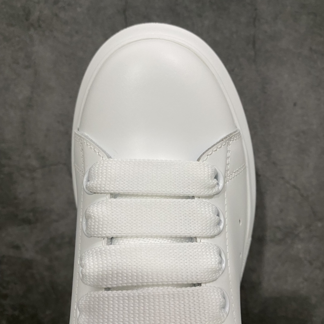 图片[5]-【渠道代购版】全市场最好的麦昆 没有之一 秒杀市场所有版本‼️ 全配色合集 核心终端放货 Alexander McQueen/亚历山大麦昆 松糕鞋厚底增高小白鞋 全新升级20几个细节 全新防伪线技术装置 吊打市面所有版本 独家引进海外专供批次 独特礼盒包装 官方同步配色 全码现货 市场最高版本 随意对比任何版本进口丝绸亚光原版正品 水染羊皮内里 牛皮垫脚 回弹度到位 耐磨又舒适 鞋底厚4.5cm 全套原版包装 配件齐全 官方一致 凹凸定制正品原盒包装 右脚鞋舌嵌入防伪芯片装置 外盒鞋标官方二维码扫码+防伪芯片 双重外包装超级防护 尺码：35 36 37 38 39 40 41 42 43 44-选品中心