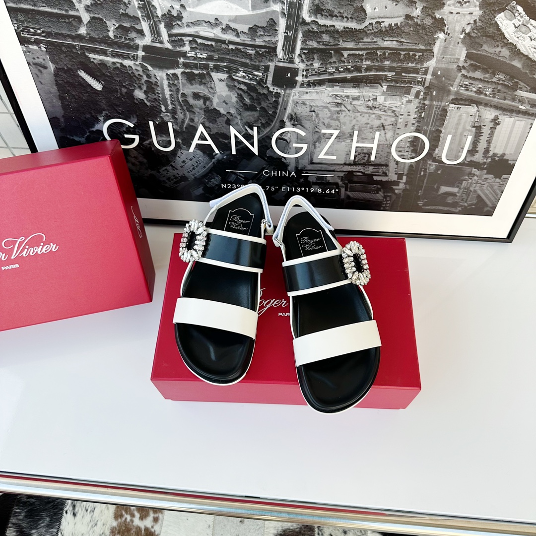 NO:409425,Rv Diamond-button sandals French lazy without high heels** Squeeze the subway without losing ballet shoes ** 'Elegance never requires tiptoe!' ** Perfect reproduction of the original version, no pressure when entering and exiting the counter Upper: imported lambskin Inner: sheepskin Outsole: rubber outsole Size: (35-41) 40, 41 Custom made no return or replacement, slippers, sandals, slippers, sheepskin19860909Rv 钻扣凉鞋 不穿高跟的法式慵懒**  挤地铁不输芭蕾鞋 **“优雅从不需要踮脚！”**  完美复刻原版,进出专柜无压力 鞋面:进口小羊皮 内里:羊皮 大底:橡胶大底 码数:（35-41）40,41订做不退不换,拖鞋,sandals,slippers,sheepskin,Women's Shoes