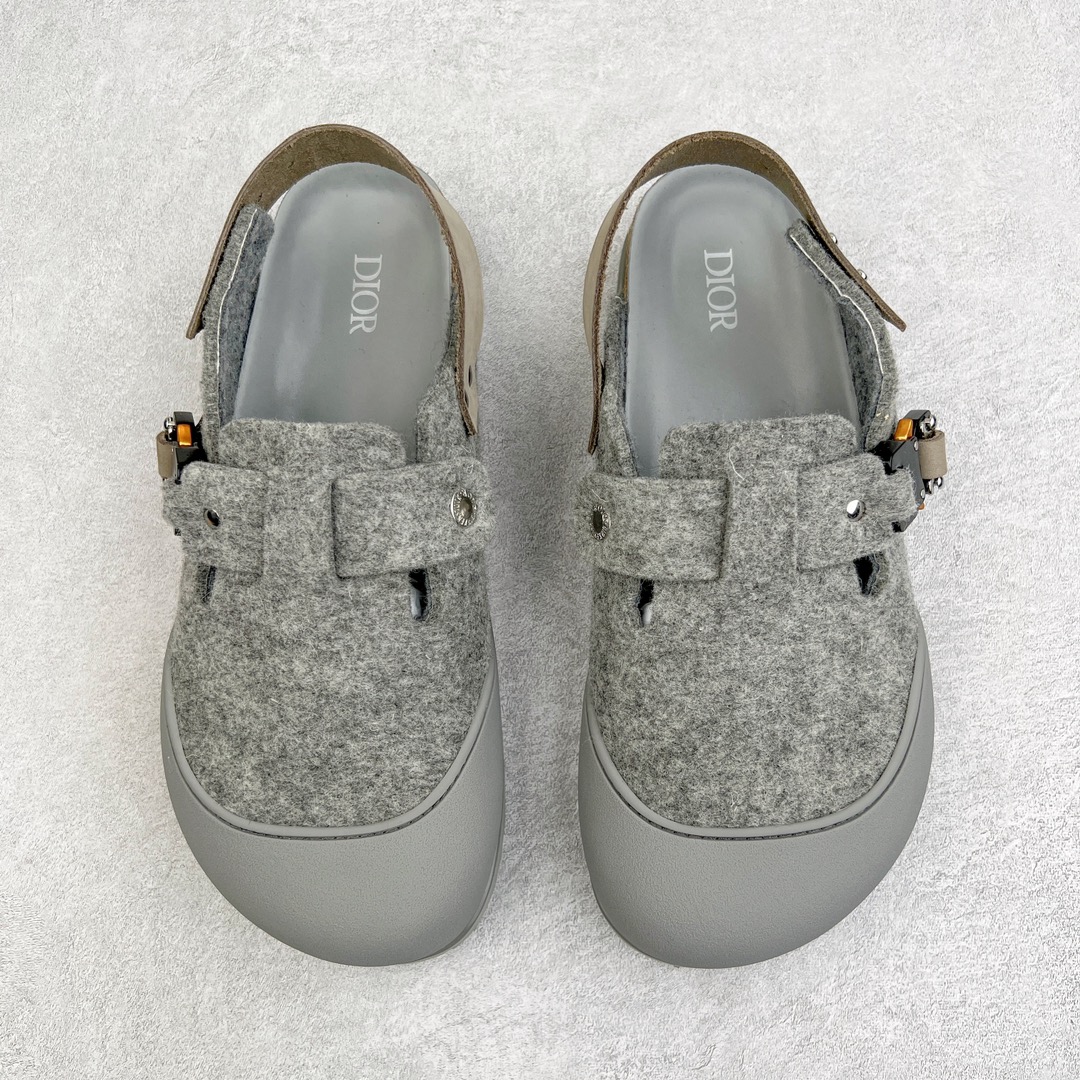 图片[2]-零售💰210 ＃DG纯原福利‼Dior x Birkenstock Arizona 迪奥联名勃肯皮革绒面双扣时尚凉鞋 牛皮绒面革质地柔软 搭配可调节鞋扣提升穿着舒适度 人体工学设计分散脚部压力 保护脚踝 软木乳胶鞋床具有一定的收缩性 长时间穿着后能贴合脚型 EVA鞋底回弹性和抗张性力高 具有良好的防震、缓冲性  四季皆宜 柔软的鞋床采用额外的泡沫缓冲层 提供额外的舒适感和全天支撑 全网独家首发 源于德国的严谨工艺 牛巴戎面 中层松木 EVA 三层组合大底 优质牛皮面料五金扣 出口订单 尺码：35-45 编码：by2936010-运动鞋