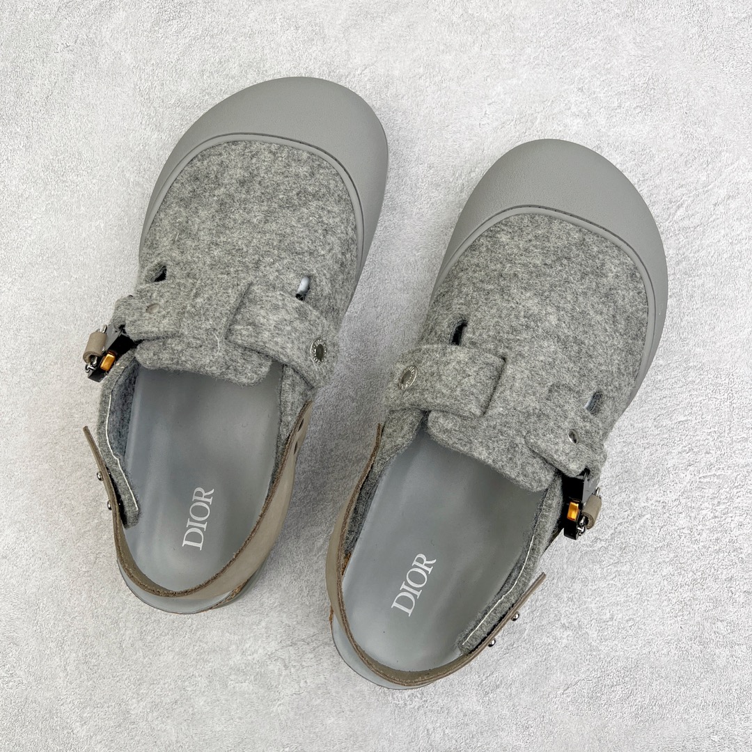 图片[3]-零售💰210 ＃DG纯原福利‼Dior x Birkenstock Arizona 迪奥联名勃肯皮革绒面双扣时尚凉鞋 牛皮绒面革质地柔软 搭配可调节鞋扣提升穿着舒适度 人体工学设计分散脚部压力 保护脚踝 软木乳胶鞋床具有一定的收缩性 长时间穿着后能贴合脚型 EVA鞋底回弹性和抗张性力高 具有良好的防震、缓冲性  四季皆宜 柔软的鞋床采用额外的泡沫缓冲层 提供额外的舒适感和全天支撑 全网独家首发 源于德国的严谨工艺 牛巴戎面 中层松木 EVA 三层组合大底 优质牛皮面料五金扣 出口订单 尺码：35-45 编码：by2936010-运动鞋