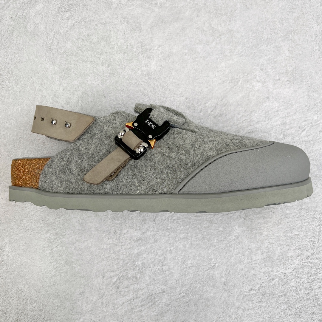 零售💰210 ＃DG纯原福利‼Dior x Birkenstock Arizona 迪奥联名勃肯皮革绒面双扣时尚凉鞋 牛皮绒面革质地柔软 搭配可调节鞋扣提升穿着舒适度 人体工学设计分散脚部压力 保护脚踝 软木乳胶鞋床具有一定的收缩性 长时间穿着后能贴合脚型 EVA鞋底回弹性和抗张性力高 具有良好的防震、缓冲性  四季皆宜 柔软的鞋床采用额外的泡沫缓冲层 提供额外的舒适感和全天支撑 全网独家首发 源于德国的严谨工艺 牛巴戎面 中层松木 EVA 三层组合大底 优质牛皮面料五金扣 出口订单 尺码：35-45 编码：by2936010-运动鞋