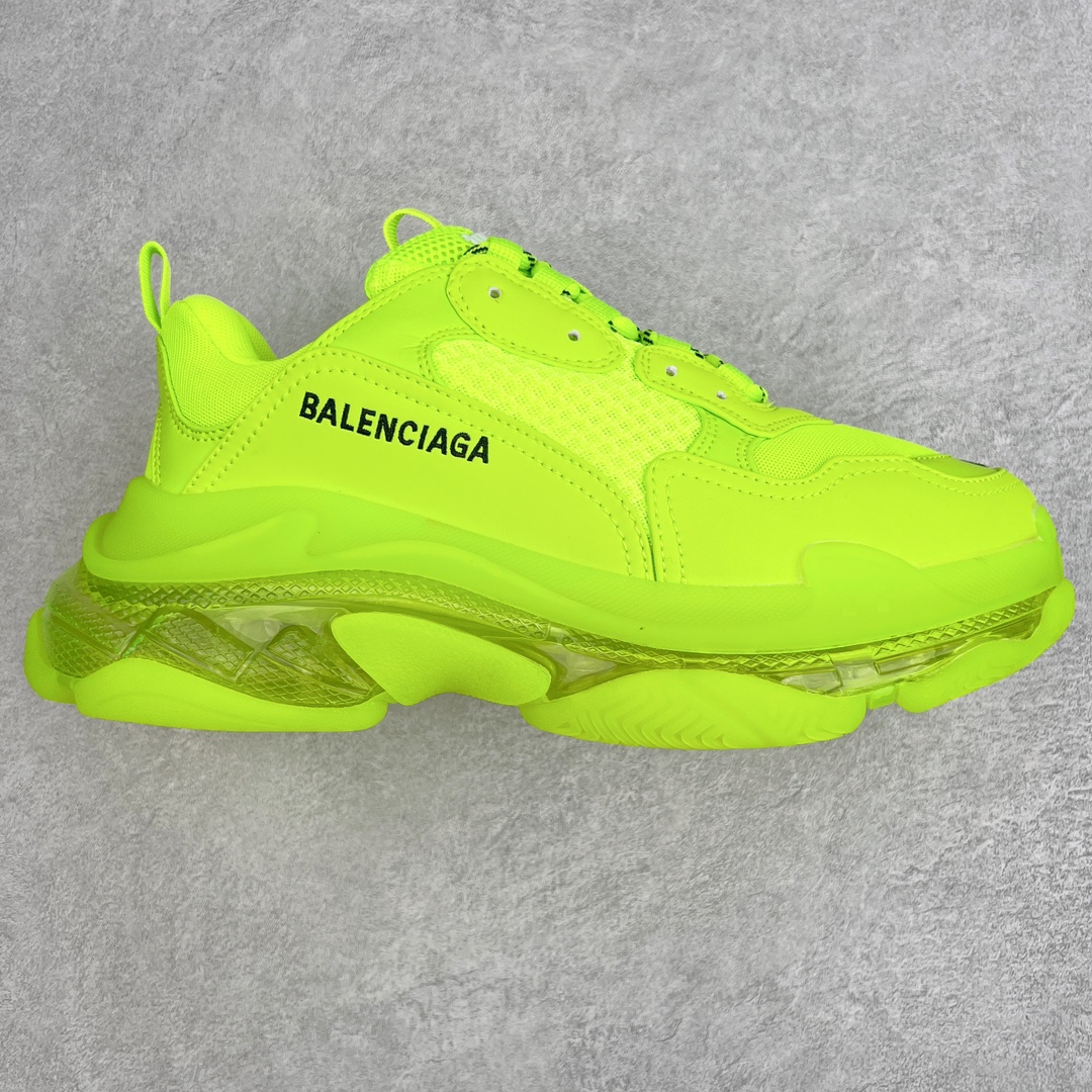 💰400 ＃VG零售版 BALENCIAGA Triple S Clear Sole Sneaker 巴黎世家复古透明气垫运动鞋 黑色做旧 全套原纸板楦头开发 最原汁原味的灵魂版型 全鞋荧光划线卡点 胶水把控整洁度追求极致完美 每一双都是工艺品 多重QC质检 超越公司货的品控标准 实实在在的免检产品 原盒原配 正确字体电绣 粗细、位置、大小正确 侧边TPU 透气孔匹配意产原版 正确气垫分离大底 TPU软底 原版一致大底LOGO 立体感十足 原厂皮料水洗做旧 采购原厂网纱 小牛皮 小羊皮和网眼 复杂的三层外底 采用Clear Sole技术将TPU注入鞋底内部可产生气泡 以提供更多舒适感 更轻的鞋子和减震效果 脚趾边缘绣有尺寸 侧面绣有徽标 背面压印徽标 舌头上的Triple S橡胶品牌 2个鞋带环 包括1个功能环 运动系带系统 带12个织物孔眼 双色鞋带让人想起远足靴的鞋带 后部拉环和舌头拉环 水洗效果 打造老旧外观 正常尺码 Size：35 36 37 38 39 40 41 42 43 44 45 46 编码：by4936070-运动鞋