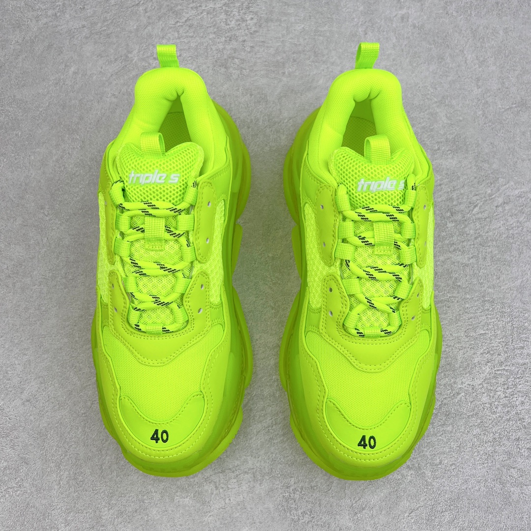 图片[2]-💰400 ＃VG零售版 BALENCIAGA Triple S Clear Sole Sneaker 巴黎世家复古透明气垫运动鞋 黑色做旧 全套原纸板楦头开发 最原汁原味的灵魂版型 全鞋荧光划线卡点 胶水把控整洁度追求极致完美 每一双都是工艺品 多重QC质检 超越公司货的品控标准 实实在在的免检产品 原盒原配 正确字体电绣 粗细、位置、大小正确 侧边TPU 透气孔匹配意产原版 正确气垫分离大底 TPU软底 原版一致大底LOGO 立体感十足 原厂皮料水洗做旧 采购原厂网纱 小牛皮 小羊皮和网眼 复杂的三层外底 采用Clear Sole技术将TPU注入鞋底内部可产生气泡 以提供更多舒适感 更轻的鞋子和减震效果 脚趾边缘绣有尺寸 侧面绣有徽标 背面压印徽标 舌头上的Triple S橡胶品牌 2个鞋带环 包括1个功能环 运动系带系统 带12个织物孔眼 双色鞋带让人想起远足靴的鞋带 后部拉环和舌头拉环 水洗效果 打造老旧外观 正常尺码 Size：35 36 37 38 39 40 41 42 43 44 45 46 编码：by4936070-运动鞋