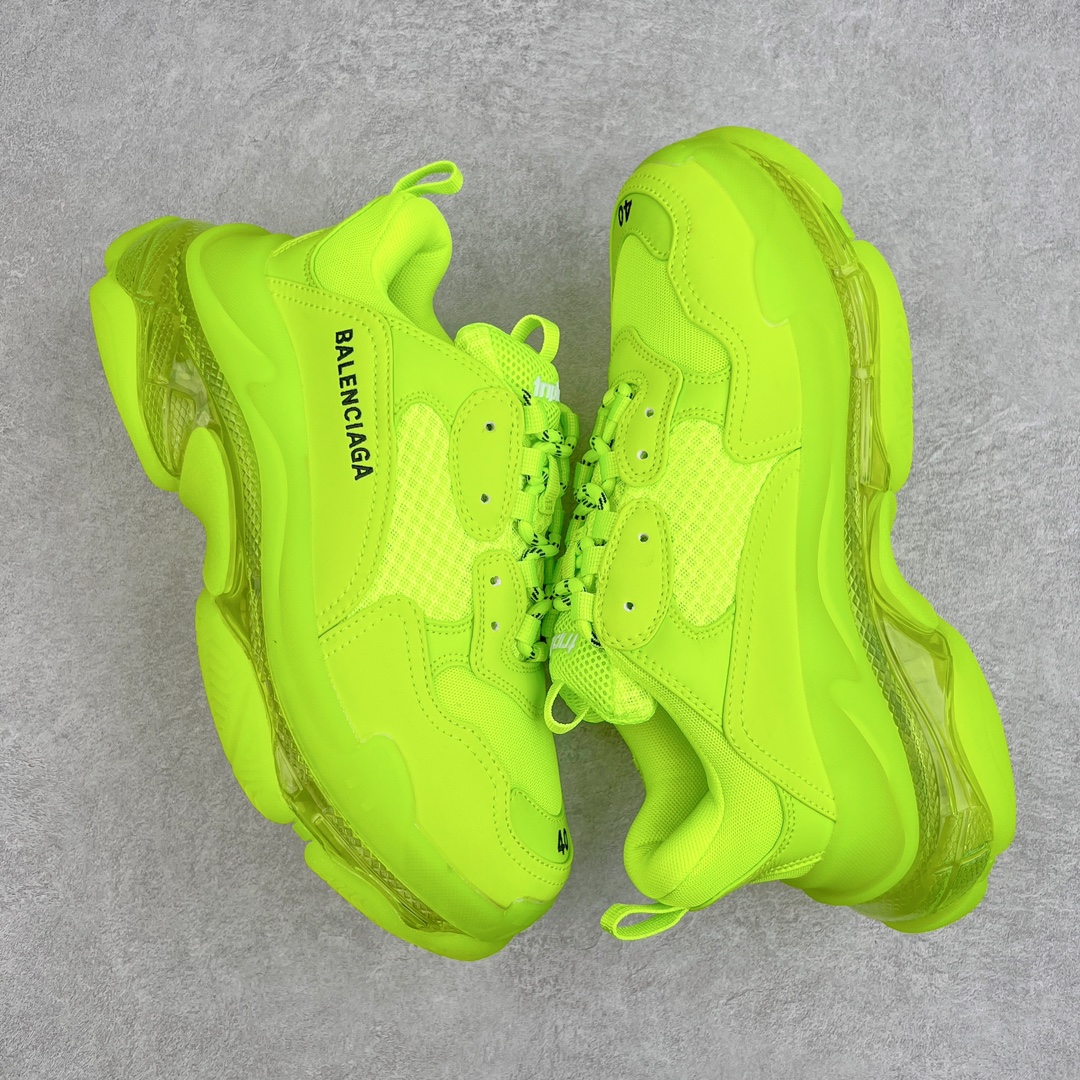 图片[3]-💰400 ＃VG零售版 BALENCIAGA Triple S Clear Sole Sneaker 巴黎世家复古透明气垫运动鞋 黑色做旧 全套原纸板楦头开发 最原汁原味的灵魂版型 全鞋荧光划线卡点 胶水把控整洁度追求极致完美 每一双都是工艺品 多重QC质检 超越公司货的品控标准 实实在在的免检产品 原盒原配 正确字体电绣 粗细、位置、大小正确 侧边TPU 透气孔匹配意产原版 正确气垫分离大底 TPU软底 原版一致大底LOGO 立体感十足 原厂皮料水洗做旧 采购原厂网纱 小牛皮 小羊皮和网眼 复杂的三层外底 采用Clear Sole技术将TPU注入鞋底内部可产生气泡 以提供更多舒适感 更轻的鞋子和减震效果 脚趾边缘绣有尺寸 侧面绣有徽标 背面压印徽标 舌头上的Triple S橡胶品牌 2个鞋带环 包括1个功能环 运动系带系统 带12个织物孔眼 双色鞋带让人想起远足靴的鞋带 后部拉环和舌头拉环 水洗效果 打造老旧外观 正常尺码 Size：35 36 37 38 39 40 41 42 43 44 45 46 编码：by4936070-运动鞋