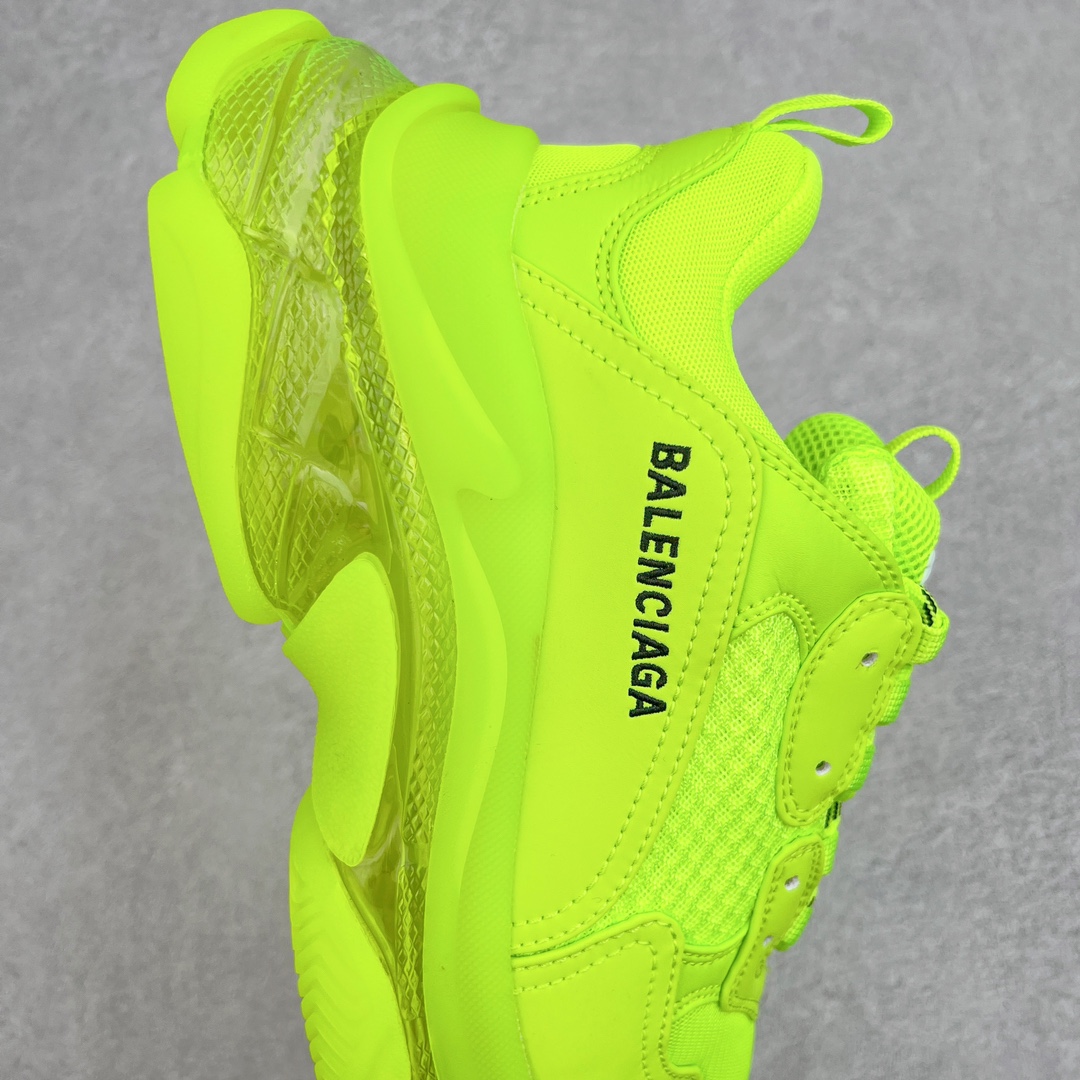 图片[6]-💰400 ＃VG零售版 BALENCIAGA Triple S Clear Sole Sneaker 巴黎世家复古透明气垫运动鞋 黑色做旧 全套原纸板楦头开发 最原汁原味的灵魂版型 全鞋荧光划线卡点 胶水把控整洁度追求极致完美 每一双都是工艺品 多重QC质检 超越公司货的品控标准 实实在在的免检产品 原盒原配 正确字体电绣 粗细、位置、大小正确 侧边TPU 透气孔匹配意产原版 正确气垫分离大底 TPU软底 原版一致大底LOGO 立体感十足 原厂皮料水洗做旧 采购原厂网纱 小牛皮 小羊皮和网眼 复杂的三层外底 采用Clear Sole技术将TPU注入鞋底内部可产生气泡 以提供更多舒适感 更轻的鞋子和减震效果 脚趾边缘绣有尺寸 侧面绣有徽标 背面压印徽标 舌头上的Triple S橡胶品牌 2个鞋带环 包括1个功能环 运动系带系统 带12个织物孔眼 双色鞋带让人想起远足靴的鞋带 后部拉环和舌头拉环 水洗效果 打造老旧外观 正常尺码 Size：35 36 37 38 39 40 41 42 43 44 45 46 编码：by4936070-运动鞋