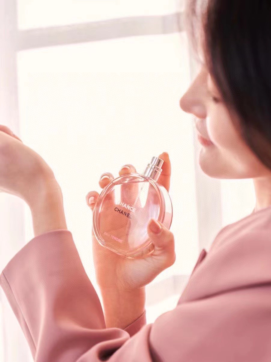 delicate floral-fruity fragrance defined by a soft - Comprehensive 4
