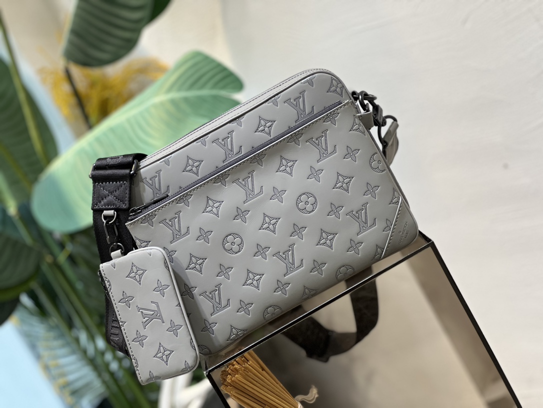 the Trio Messenger is a stylish hybrid bag - Bag 2