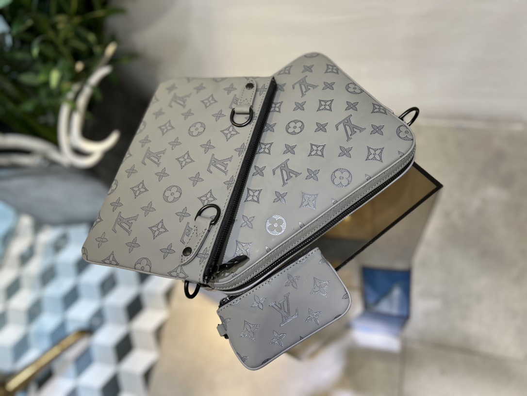 the Trio Messenger is a stylish hybrid bag - Bag 5