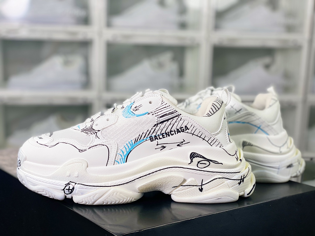 Balenciaga Triple S Clear Sole Sneaker ”Brown/Black LOGO” fashion sneakers ”White and black graffiti LOGO” 524039 W2FA1 9911