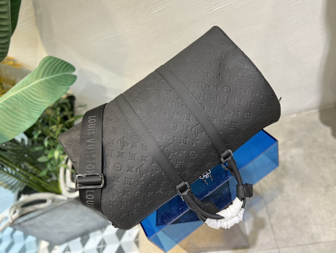 M44810 Keepall Bandoulière 50. Crafted from Monogram Shadow leather - Bag 5