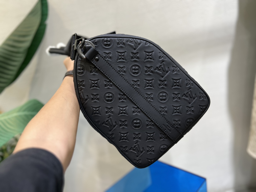 M44810 Keepall Bandoulière 50. Crafted from Monogram Shadow leather - Bag 3