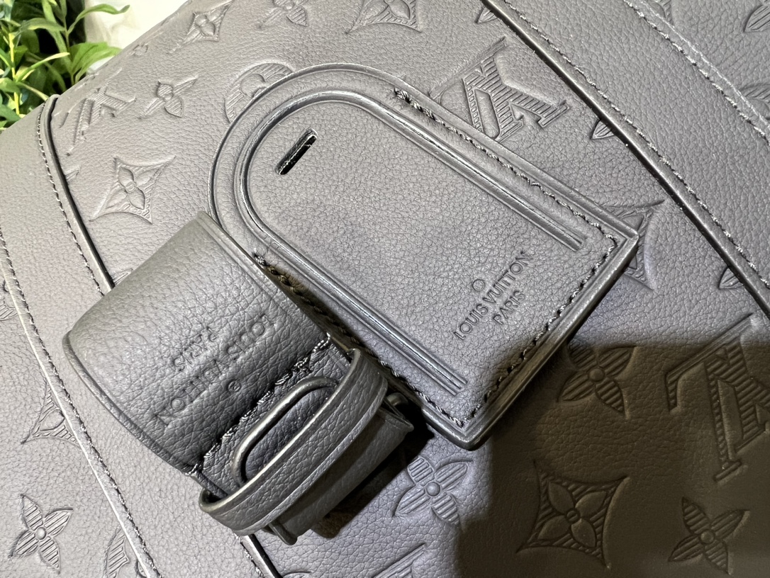 M44810 Keepall Bandoulière 50. Crafted from Monogram Shadow leather - Bag 7