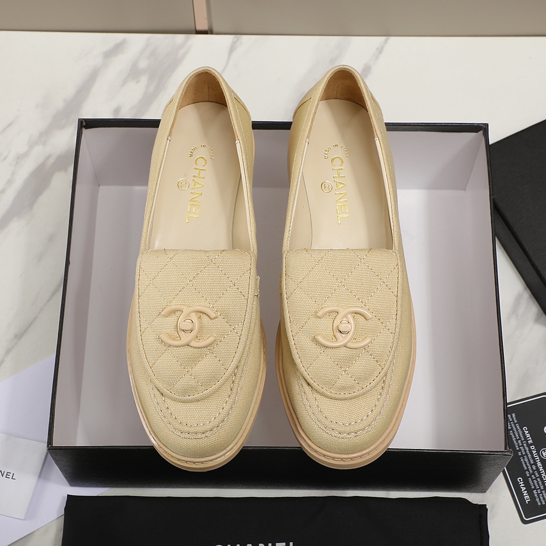 NO:227400,CC Xiaoxiang FW early spring new autumn shoes single shoes loafer series____Fragrant grandma spring essentials, goddess series, with the elegant and famous temperament of Xiangjia, super durable, irresistible, heart-wrenching... The upper uses original imported fabric, original mold opening hardware buckle electric embroidery, inner foot pad imported lambskin, high softness and comfort. The original mold opening rubber sole, original mold opening edge strip, (original edge strip car line, not the big sole car line) Size: 35-40, loafers, chanel, loafers, sheepskin19860909CC小香FW早春新款秋鞋单鞋乐福鞋系列____香奶奶春季必备款,女神系列,拥有香家特色优雅名媛气质,超级耐看,让人无法抗拒,心动ing…… 鞋面采用原版进口面料,原版开模五金扣电绣 内里垫脚进口小羊皮,柔软舒适性高 大底原版开模橡胶大底,原版开模沿条,（原版沿条车线,并非大底车线） 码数:35-40,乐福鞋,chanel,loafers,sheepskin,Women's Shoes