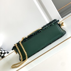 🆕上新啦💗Valentino Garavani 3D刺绣珠片手袋,采用亮光珠片穿琇设计,配以皮革饰边和V 🆕上新啦💗Valentino Garavani 3D刺绣珠片手袋,采用亮光珠片穿琇设计,配以皮革饰边和V