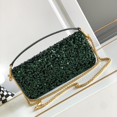 🆕上新啦💗Valentino Garavani 3D刺绣珠片手袋,采用亮光珠片穿琇设计,配以皮革饰边和V 🆕上新啦💗Valentino Garavani 3D刺绣珠片手袋,采用亮光珠片穿琇设计,配以皮革饰边和V
