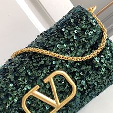 🆕上新啦💗Valentino Garavani 3D刺绣珠片手袋,采用亮光珠片穿琇设计,配以皮革饰边和V 🆕上新啦💗Valentino Garavani 3D刺绣珠片手袋,采用亮光珠片穿琇设计,配以皮革饰边和V