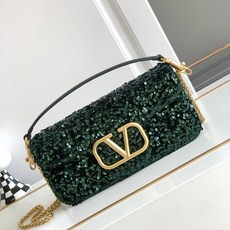 🆕上新啦💗Valentino Garavani 3D刺绣珠片手袋,采用亮光珠片穿琇设计,配以皮革饰边和V 🆕上新啦💗Valentino Garavani 3D刺绣珠片手袋,采用亮光珠片穿琇设计,配以皮革饰边和V