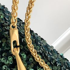 🆕上新啦💗Valentino Garavani 3D刺绣珠片手袋,采用亮光珠片穿琇设计,配以皮革饰边和V 🆕上新啦💗Valentino Garavani 3D刺绣珠片手袋,采用亮光珠片穿琇设计,配以皮革饰边和V