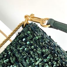 🆕上新啦💗Valentino Garavani 3D刺绣珠片手袋,采用亮光珠片穿琇设计,配以皮革饰边和V 🆕上新啦💗Valentino Garavani 3D刺绣珠片手袋,采用亮光珠片穿琇设计,配以皮革饰边和V