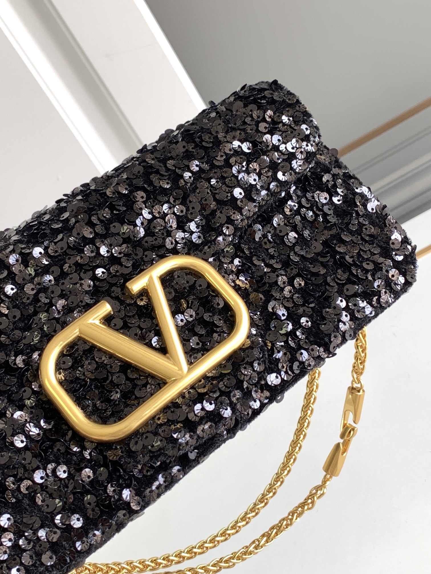 🆕上新啦💗Valentino Garavani 3D刺绣珠片手袋，采用亮光珠片穿琇设计，配以皮革饰边和V