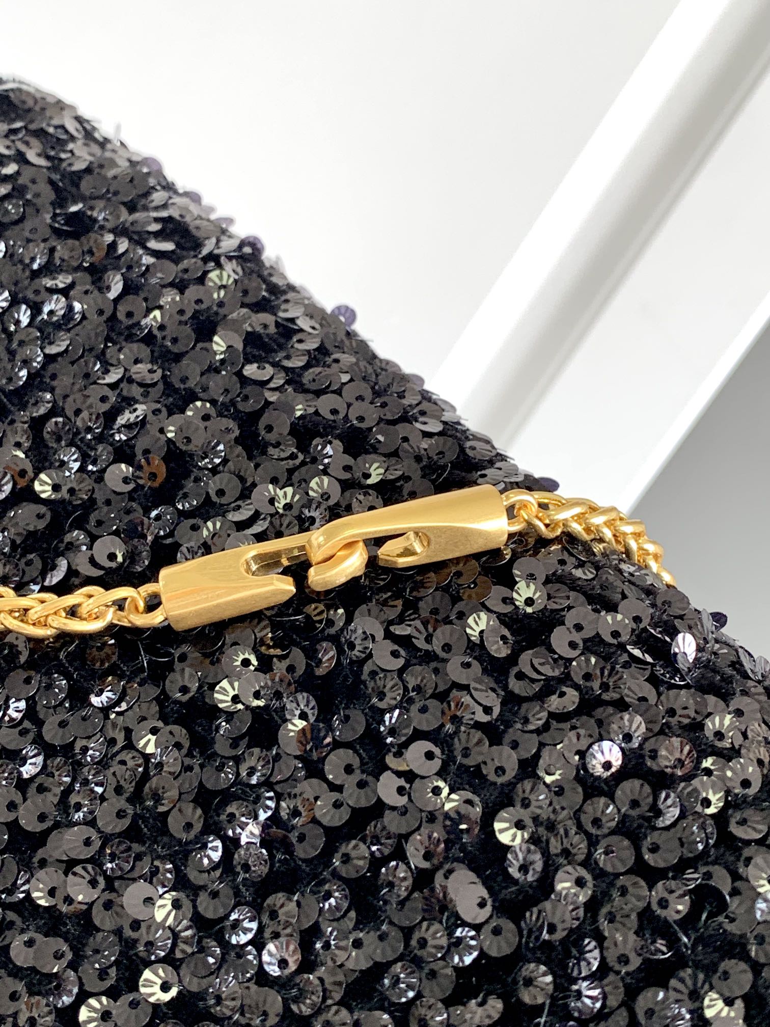 🆕上新啦💗Valentino Garavani 3D刺绣珠片手袋，采用亮光珠片穿琇设计，配以皮革饰边和V